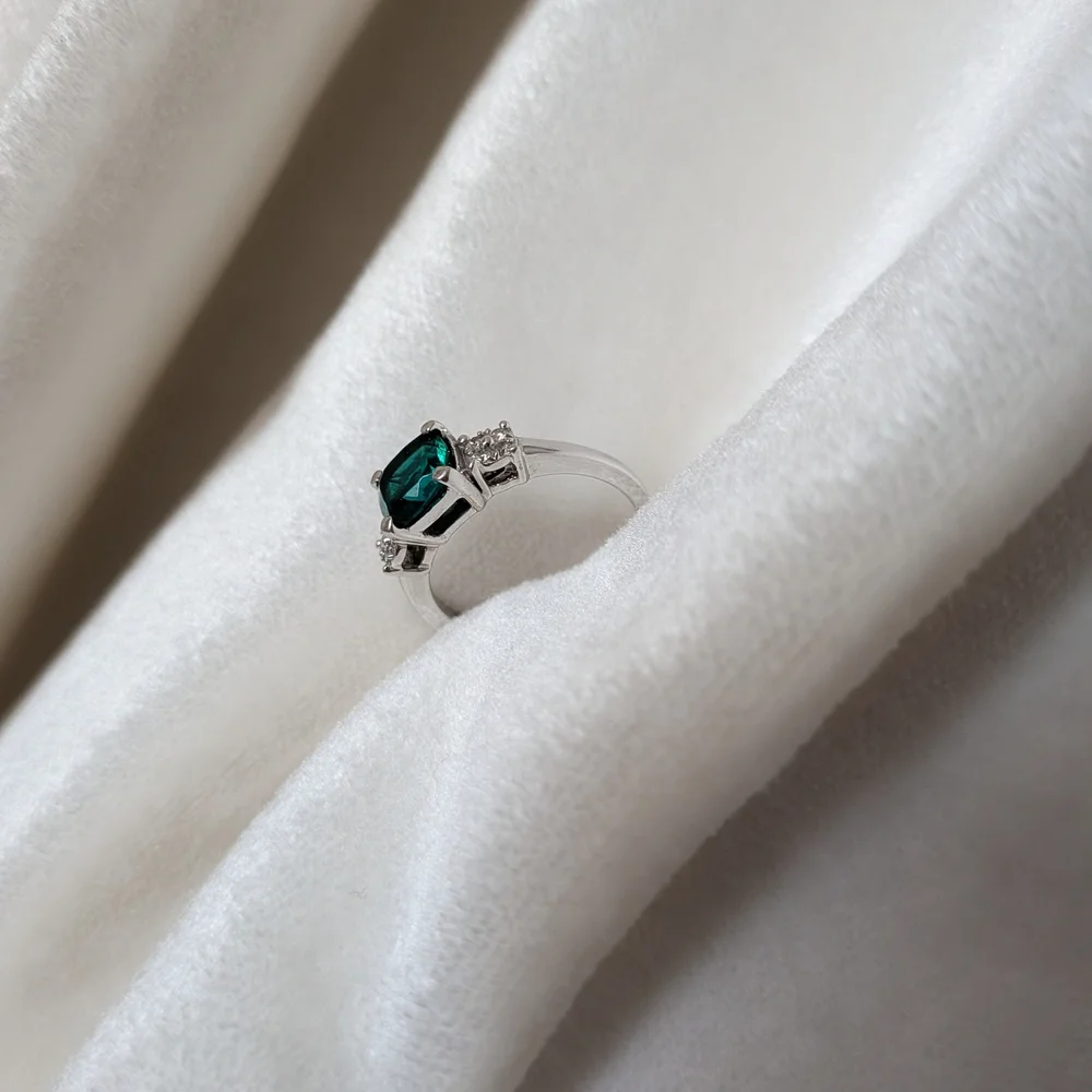 Emerald And Diamond White Gold Ring - Picture 10 of 13